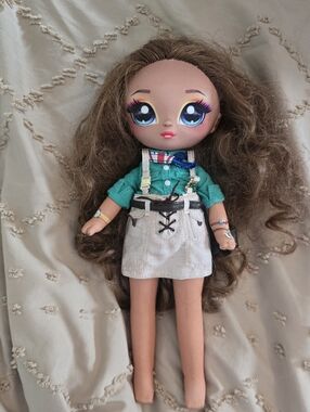 Na! Na! Na! Surprise Teens Fashion Doll Amelia Outback 11"